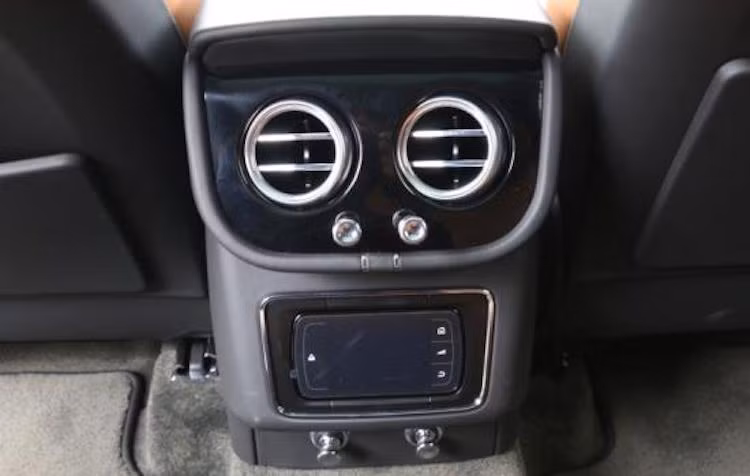 Một chiếc xe ở đẳng cấp như Bentayga đương nhiên không thể thiếu được điều hòa không khí 4 vùng độc lập. Bên dưới khe thoát hơi của điều hòa cho hàng ghế phía sau là một màn hình để người dùng cài đặt các chế độ làm mát và các tiện nghi khác.