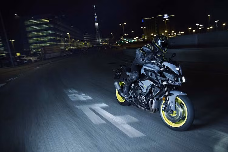 MT-10 cũng được trang bị hệ thống điều khiển lực kéo và các chế độ lái khác nhau. Dù hoạt động rất tốt nhưng hệ thống này không hiện đại và phức tạp như trên R1.