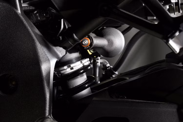 5: Một lần nữa, hệ thống treo của MT-10 cũng được "bê nguyên" từ R1 sang, sử dụng phuộc y hệt nhưng được điều chỉnh độ nhún lại cho phù hợp với chiếc xe.