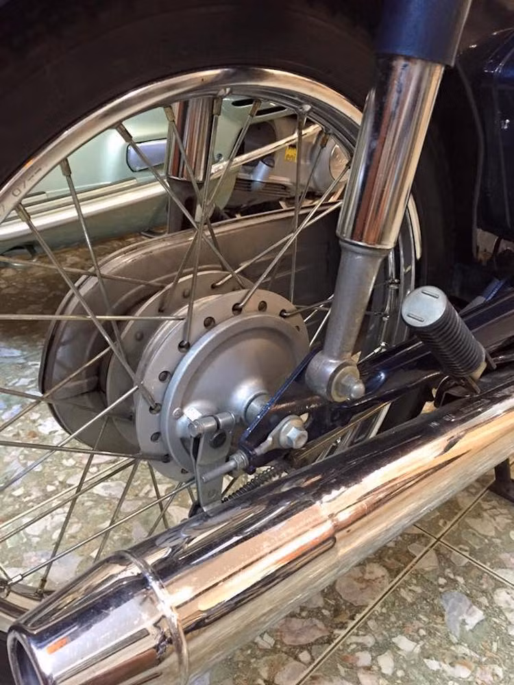 Ở phía sau chiếc xe, moay-ơ nguyên bản vẫn còn như mới, đồng thời các chi tiết mạ như pô hay ống phuộc cũng không bị nổ lớp mạ hay trầy xước nhiều.