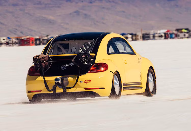 Tại lễ hội tốc độ tại cánh đồng muối Bonneville Salt Flats vừa qua, một chiếc Beetle được phát triển đặc biệt dưới sự điều khiển của phóng viên Preston Lerner đã chính thức lập kỷ lục tốc độ thế giới cho dòng xe khi đạt tới 330,11 km/h (tương đương 205,122 mph) trên quãng đường dài 1 dặm (1,6 km).