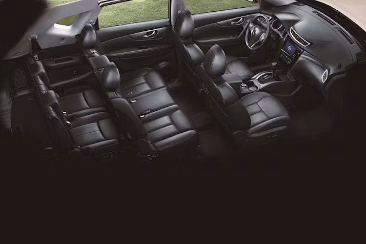 Không giống như phiên bản X-Trail được bán ở nhiều nước, phiên bản tại Việt Nam sẽ có cách bố trí ghế ngồi 5+2 thay vì chỉ 5 chỗ. Hàng ghế thứ 3 của chiếc xe tương đối nhỏ, phù hợp nhất với trẻ em. Với các ghế ngồi đóng gấp linh hoạt, khoang hành lý của xe cũng có khả năng mở rộng và thể tích lớn.