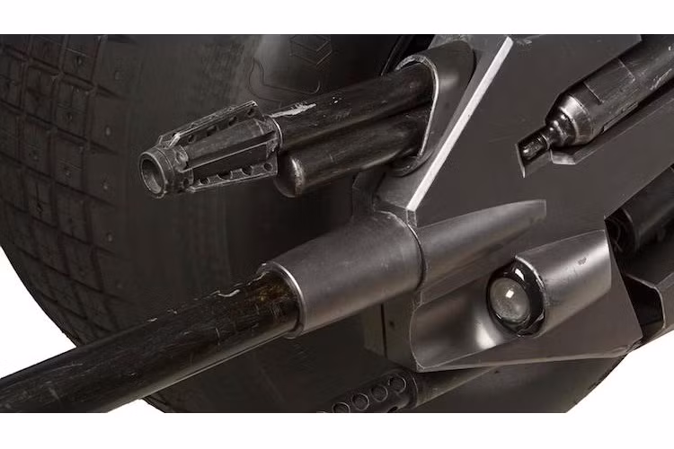 Chiếc Batpod xuất hiện trong ảnh là 1 trong 6 chiếc được sản xuất để "đóng phim" The Dark Knight. Do đã qua sử dụng trong phim nên tình trạng xe không được hoàn hảo với thân vỏ trầy xước và khung bị rỉ nhẹ.