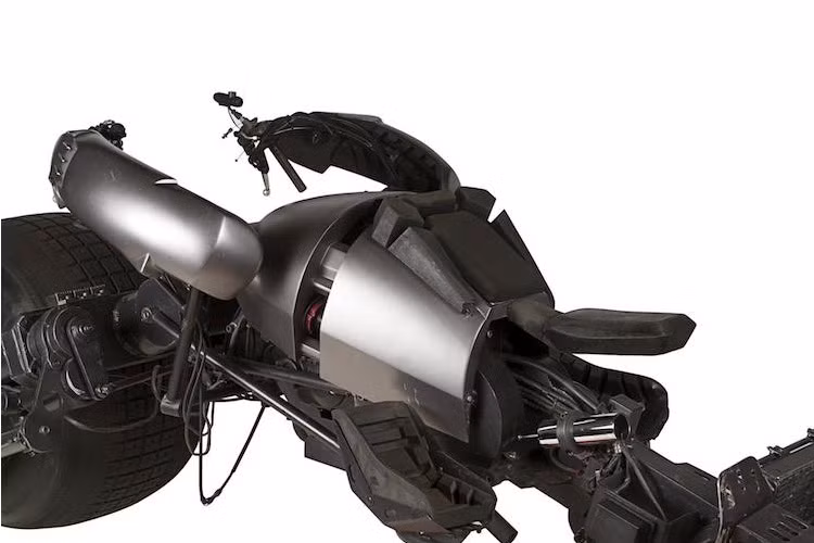 Ngoài ra, người mua xe sẽ không thể lái Batpod ngay lập tức do toàn bộ các loại chất lỏng trên xe đã bị rút hết, đồng thời nó đã bị tháo ắc quy, bình xăng và cùm ga.