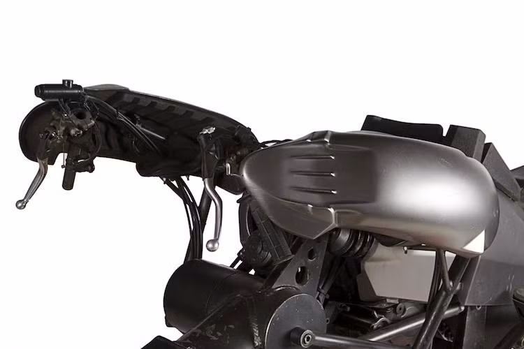 Chiếc siêu môtô Batpod được sử dụng trong phim có vẻ ngoài cực "dị" và "ngầu", giống như hình ảnh của nhân vật Batman. Đoàn làm phim đã tạo ra chiếc xe với phần thân bằng sợi thủy tinh và bộ khung thép.