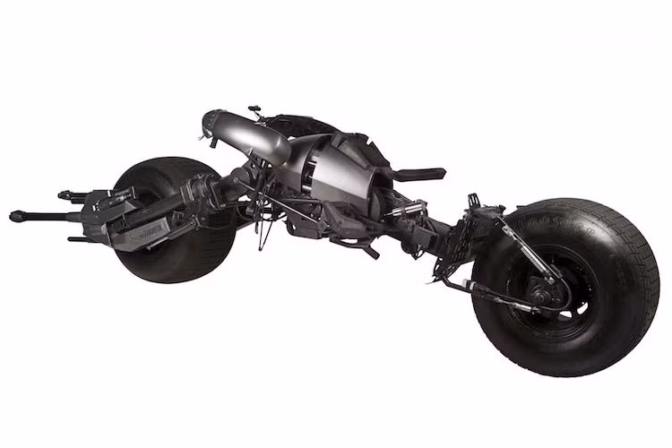 Ý tưởng về Batpod đã được nêu lên đầu tiên bởi Chris Nolan nhằm giúp Batman có một phương tiện di chuyển gọn gàng hơn Tumbler. Sau đó, chiếc xe đã được thiết kế bởi Nathan Crowley và chế tạo với sự chỉ đạo giám sát của Chris Corbold - chuyên gia kỹ xảo đặc biệt của đoàn phim.