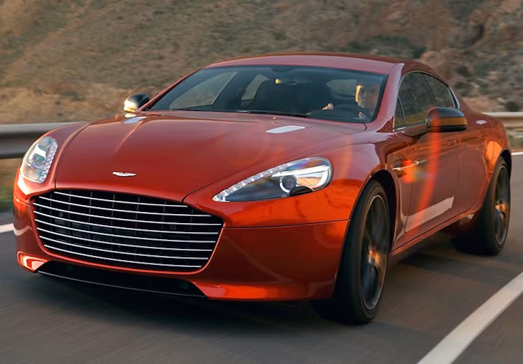 Tuy nhiên, Bentley Flying Spur W12 S không phải là chiếc sedan 4 cửa duy nhất tới từ Anh vượt quá tốc độ tối đa 320 km/h khi trước đây, Aston Martin đã từng đạt được thành tích này với chiếc Rapide S.