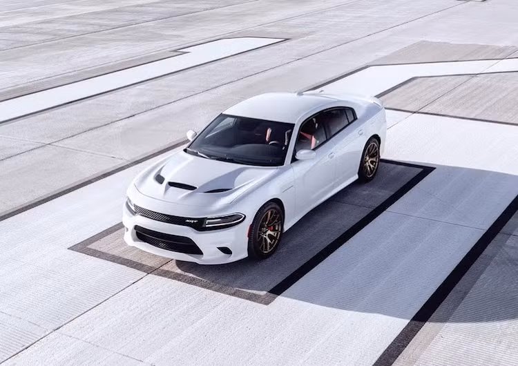 Cả 3 mẫu xe nêu trên đều là những chiếc sedan cao cấp, tuy nhiên hãng Dodge đã chứng minh rằng khách hàng không cần phải cố "với" đến phân khúc này nếu muốn sở hữu một siêu sedan, khi họ đã có chiếc Charger Hellcat.