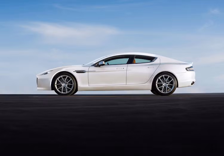 Về cơ bản là phiên bản sedan của dòng coupe DB9, Rapide cũng được trang bị động cơ 6.0 V12 nạp khí tự nhiên với công suất 552 mã lực, giúp chiếc xe có thể đạt 0-100 km/h chỉ trong 4,4 giây và tốc độ tối đa 327 km/h.