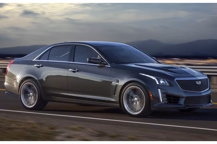 "Đối đầu" với những sedan hiệu năng cao tới từ châu Âu, người Mỹ cũng "góp mặt" với chiếc Cadillac CTS-V thế hệ mới. Được cho là đối thủ của Mercedes E63 AMG và BMW M5, Cadillac CTS-V là một mẫu sedan "cơ bắp" thuần chất Mỹ khi được trang bị động cơ V8 siêu nạp với dung tích lên tới 6.2l.