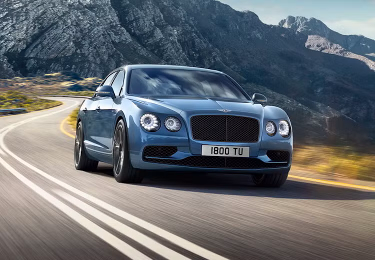 Mở đầu danh sách những chiếc siêu sedan nhanh nhất Thế giới với tốc độ tối đa lớn hơn 320 km/h là một mẫu xe khá mới, vừa chỉ được giới thiệu trong tháng là Bentley Flying Spur W12 S. Hiện tại, đây là chiếc sedan mạnh nhất và nhanh nhất trong lịch sử Bentley.