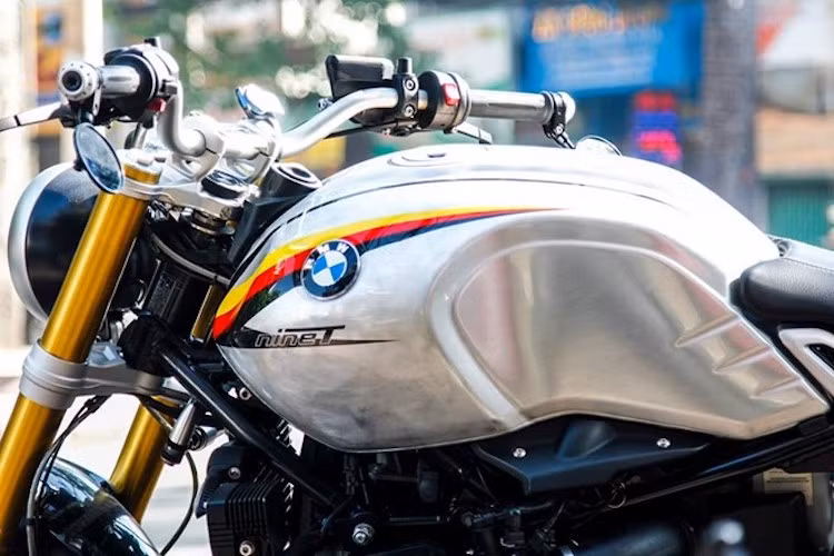 Cuối cùng, khi những đường sơn kẻ đã hoàn thành, toàn bộ bình xăng đã được sơn phủ bóng để bảo vệ màu sắc và tránh lớp kim loại bị ôxi hóa hay rỉ sét. Bên cạnh việc sơn lại bình xăng, chiếc xe còn được người chơi trang bị thêm một số phụ kiện hữu ích.