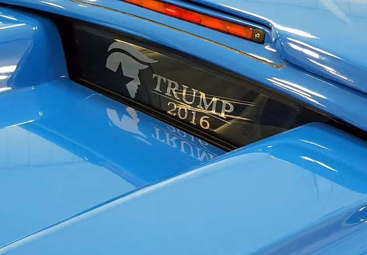 Trong quá trình tranh cử Tổng thống, ông Trump cũng đã dán thêm dòng chữ "Trump 2016" kèm logo hình gương mặt của mình ở ô cửa kính phía sau khoang lái.