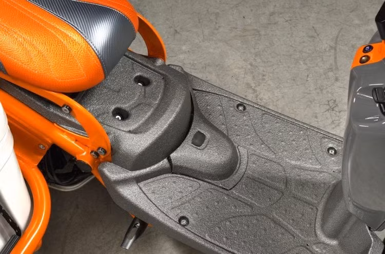 Bên cạnh phần sidecar, chiếc Ruckus cũng đã được độ lại ở nhiều chi tiết. Trong đó, động cơ xe đã được đặt lùi hơn về phía sau nhờ có bộ nối gắp, đồng thời có công suất lớn hơn một chút do được trang bị ống xả và cổ hút độ.