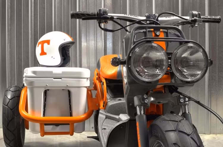 So với những chiếc Zoomer hay Ruckus bình thường, điểm nhấn đặc biệt nhất của chiếc xe này đó là có thêm một chiếc "thuyền" bằng khung thép được gắn ở phía bên phải thân xe. Do kết cấu khung trần đầy cá tính của Ruckus, phần "xít-đờ-ca" này có thể dễ dàng tháo rời khỏi thân xe.