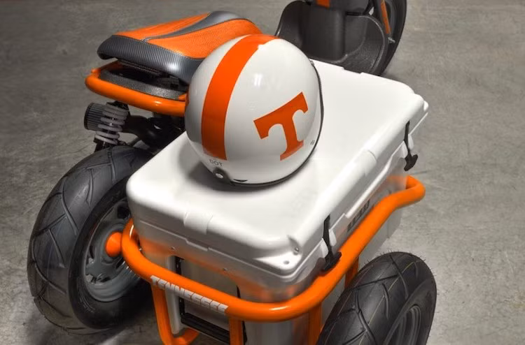 Tuy nhiên do có động cơ chỉ 50 phân khối nên phần thuyền này không được sử dụng để chở người. Thay vào đó, nó được thiết kế để chứa một chiếc thùng lạnh của Yeti dành cho các chuyến dã ngoại. Phần thùng này cũng có thể nhấc ra một cách dễ dàng.