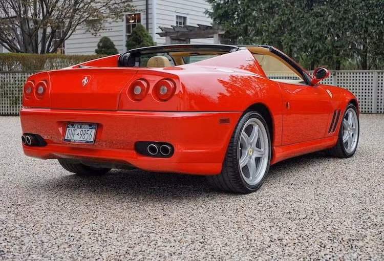 Điểm đặc biệt nhất trong thiết kế của Superamerica đó là thiết kế mui "có một không hai" của chiếc xe. Thay vì sử dụng mui tháo lắp bằng tay như những chiếc xe mui trần dạng targa khác, mui của 575M Superamerica đóng mở bằng một bản lề quay 360 độ.