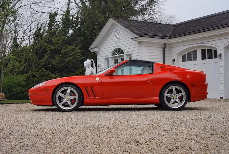 Đặc biệt, với "trào lưu" sưu tập xe Ferrari số sàn, những chiếc 575M Superamerica như trong bài viết càng trở nên giá trị. Chiếc xe này đã đi được 18.990 km, được chuyển tới chủ xe tại New York vào tháng 11/2005, ở trong tình trạng hoàn hảo và được bảo dưỡng thường xuyên bởi đại lý chính hãng. Chính vì vậy nó có giá lên tới 800.000 USD (tương đương 17,8 tỷ đồng).