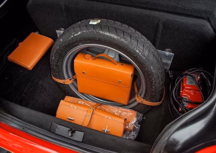 Khi đóng mui, 575M Superamerica sẽ biến thành một chiếc xe mui kín hoàn toàn. Một ưu điểm khác của thiết kế mui này đó là hoàn toàn không ảnh hưởng tới thể tích khoang hành lý của xe. Tuy nhiên, cũng giống như nhiều siêu xe khác, "cốp" của 575 Superamerica khá nhỏ, chỉ có thể chứa được 3 vali du lịch cỡ lớn do bị "choán chỗ" bởi lốp dự phòng.