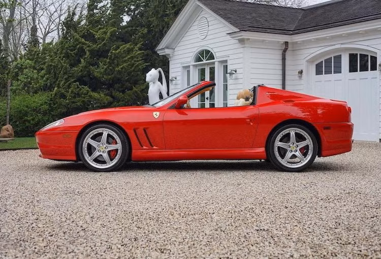 Không giống như chiếc 550 Barchetta với mui bạt mỏng manh và không thể đi nhanh hơn 110 km/h, 575M Superamerica sử dụng kết cấu mui targa với chỉ có phần nóc không mui, trong khi nửa sau của xe được thiết kế mới.