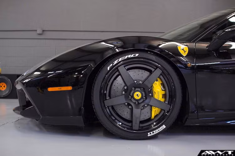 Không chi có thân xe màu đen, xưởng độ AWT Motorsport còn chọn cho 488 GTB bộ mâm HRE "ton-sur-ton" với vành màu đen bóng và các cánh mâm màu đen mờ. Với thiết kế 5 cánh đơn khỏe khoắn, bộ mâm này cũng gợi nhớ về thiết kế mâm Speedline hay OZ của những chiếc xe đua F40 LM trước đây.