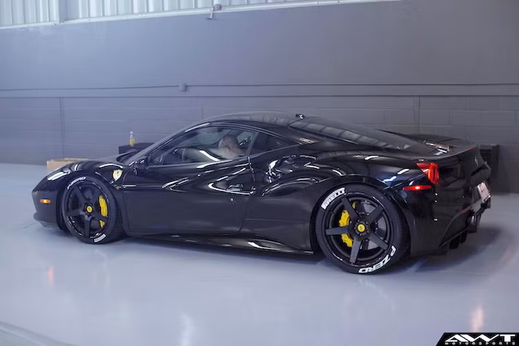 Không chỉ có vẻ ngoài cực "ngầu" với màu đen "từ đầu tới chân", chiếc siêu xe Ferrari 488 GTB của xưởng độ AWT Motorsport còn mang hiệu năng vượt trội hơn xe nguyên bản.