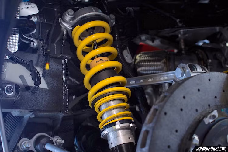 Bên cạnh động cơ, hệ thống treo của siêu xe nước Ý này cũng đã được độ lại với bộ giảm xóc thể thao có khoảng hành trình thấp hơn, không chỉ khiến trọng tâm của 488 GTB được hạ xuống, tăng khả năng vận hành mà còn giúp chiếc xe có dáng thấp, đẹp hơn.