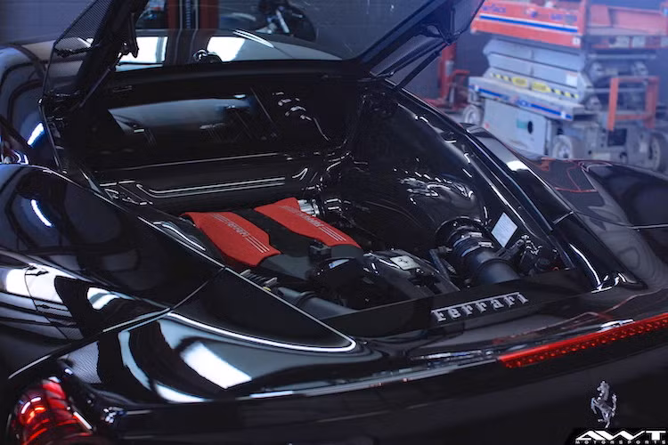 Ở bên dưới nắp máy, khối động cơ V8 tăng áp kép của 488 GTB đã được độ thêm gói nâng cấp Novitec Rosso từ Đức, kèm theo pô full system của Akrapovic để nâng công suất từ 670 lên thành 750 mã lực.