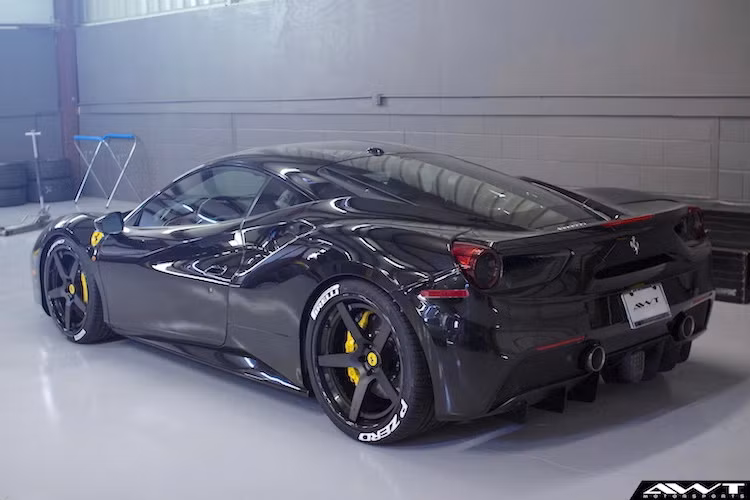 Giống như nhiều mẫu siêu xe Ferrari khác, 488 GTB cũng thường được nhìn thấy trong tông màu đỏ Rosso Corsa đặc trưng. Tuy nhiên, màu đen bóng có tên gọi Nero khi được sơn cho 488 GTB cũng khiến chiếc xe này trở nên rất "ngầu" và hấp dẫn.