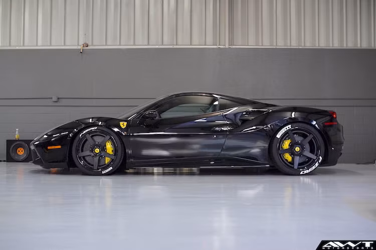 Thay vì sử dụng động cơ nạp khí tự nhiên như 458 Italia, 488 GTB được trang bị máy V8 3.9l tăng áp kép hoàn toàn mới. Như vậy, 488 GTB đã trở thành chiếc Ferrari với động cơ đặt giữa đầu tiên sử dụng turbo, kể từ sau huyền thoại F40 vào cuối thập niên 80.