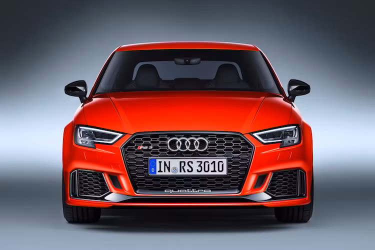 Ở bên ngoài, Audi đã hoàn toàn không "giấu diếm" chất thể thao của RS3 Sedan khi trang bị cho chiếc xe bộ cản trước hoàn toàn mới với các khe hút gió kích thước lớn và thiết kế góc cạnh. Ở hai bên cản trước, hãng cũng đã bố trí những khe gió dọc để đưa không khí qua các hốc bánh, làm mát hệ thống phanh trước hiệu quả hơn.