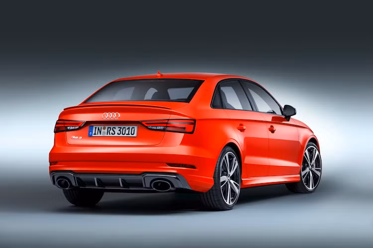 Cản sau của RS3 cũng đã được Audi thiết kế thêm các cánh khuếch tán không khí, kết hợp với cánh đuôi dạng nẹp trên nắp khoang hành lý và cản trước để tối ưu hóa khả năng khí động học của xe. Cặp ống xả hình elip lớn nằm ở 2 góc cản sau cũng giúp chiếc xe khác biệt hơn các phiên bản A3 thường.