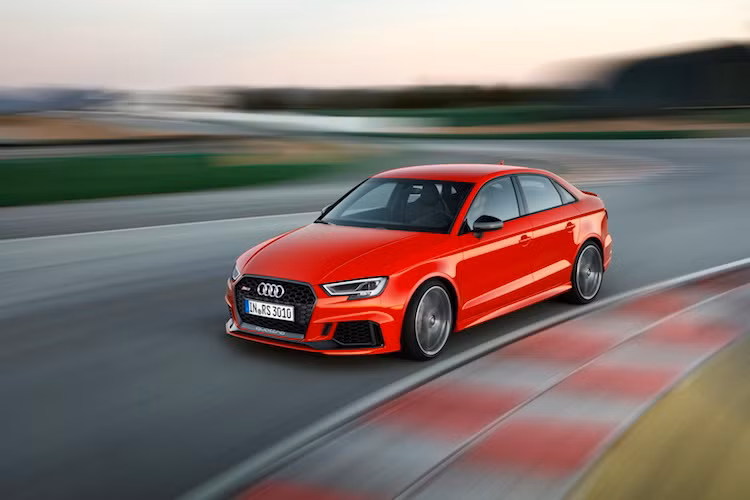 Động cơ mạnh mẽ giúp cho RS 3 Sedan có thể tăng tốc từ 0-100 km/h trong 4,1 giây - "ngấp nghé" ngưỡng của nhiều siêu xe và đạt tốc độ tối đa giới hạn điện tử 250 km/h. Tuy nhiên nếu khách hàng có nhu cầu, Audi cũng rất sẵn lòng nâng giới hạn này lên 280 km/h.