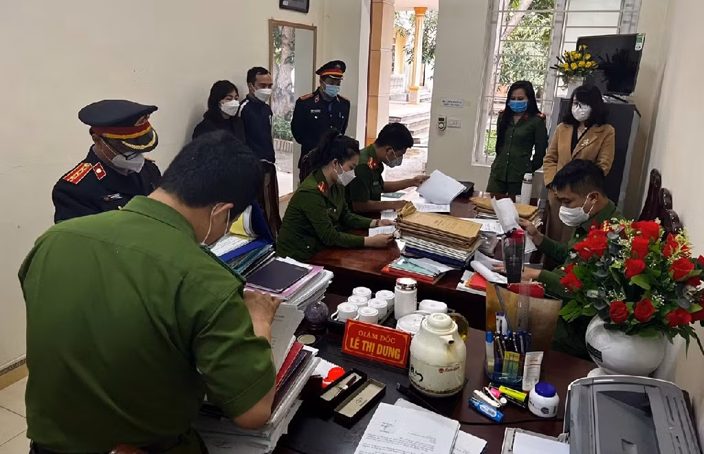 Qua công tác xác minh, điều tra, cảnh sát đã thu nhiều tài liệu, chứng cứ liên quan đến vi phạm trong việc thu, chi ngoài sổ sách tài chính của đối tượng Lê Thị Dung. Củng cố chứng cứ, ngày 28/3, Cơ quan CSĐT Công an huyện Hưng Nguyên đã khởi tố vụ án, khởi tố bị can, ra lệnh bắt bị can để tạm giam đối với Lê Thị Dung. 