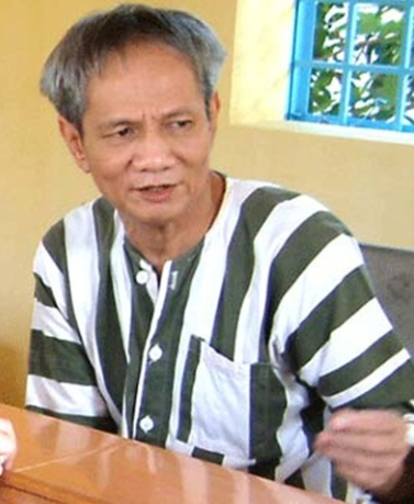 Năm Cam nhớ lại, lúc cha y chết, những chiếc xe của phòng thông tin chạy rông khắp ngõ phát ra rả trên loa: “Nghe vẻ nghe ve, nghe vè Bảo Đại”. Nhờ vậy sau này, một người bạn trí thức của Năm Cam có thể khẳng định được năm ông Bưởi qua đời là năm 1955, năm Thủ tướng Ngô Đình Diệm trưng cầu dân ý để phế truất Bảo Đại khỏi cương vị Quốc trưởng và bắt đầu lập nền Đệ nhất Cộng hòa. (Ảnh minh hoạ)