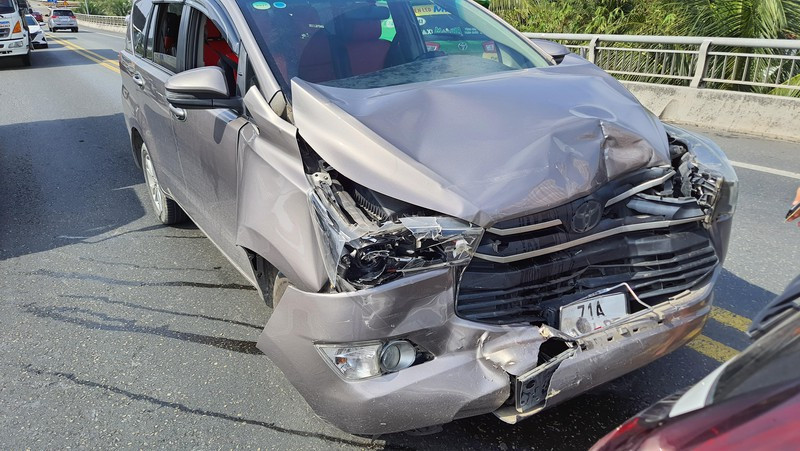  3 ô tô tông liên hoàn trên cầu Rạch Miễu: Sáng 31/3, chiếc xe tải đang đi lên cầu Rạch Miễu, thuộc xã Thới Sơn, TP Mỹ Tho, Tiền Giang bất ngờ giảm tốc độ nên 2 xe 7 chỗ đang lưu thông cùng chiều va chạm vào nhau, sau đó tông vào đuôi xe tải đang ở phía trước tạo nên chuỗi tai nạn liên hoàn trên cầu. May mắn vụ tai nạn không gây thiệt hại về người.