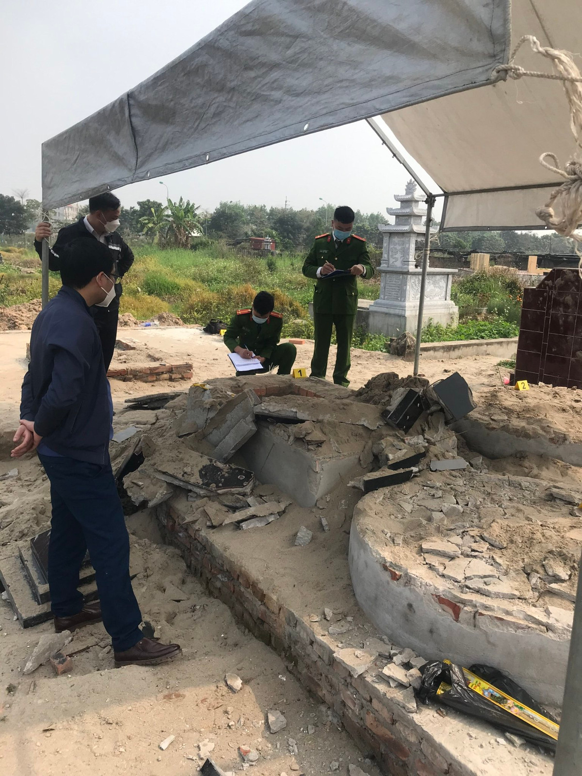 Sau khi Công an hoàn tất khám nghiệm hiện trường, gia đình đã sửa sang lại mộ ông T. về hiện trạng ban đầu. Hiện vụ ngôi mộ cụ ông bị đào bới, đập phá ở Mê Linh đang được cơ quan chức năng điều tra, làm rõ. 