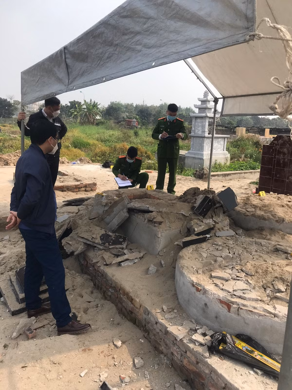 Sau khi Công an hoàn tất khám nghiệm hiện trường, gia đình đã sửa sang lại mộ ông T. về hiện trạng ban đầu. Hiện vụ ngôi mộ cụ ông bị đào bới, đập phá ở Mê Linh đang được cơ quan chức năng điều tra, làm rõ. 