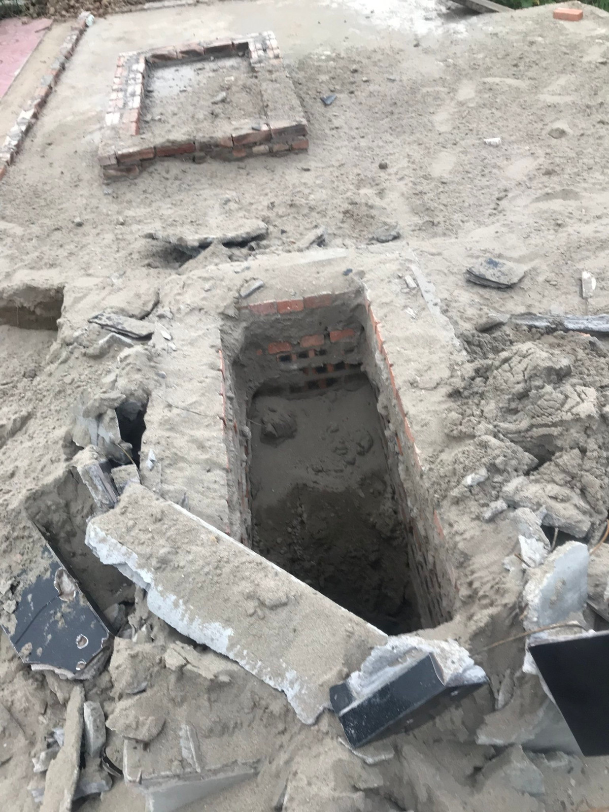 Theo người thân, ông T. mất ngày 23/2 ngày 24/2, gia đình đưa ông T. đi hỏa táng và mang tro cốt ra mộ an táng. Khoảng 4 ngày sau, người nhà ra thăm mộ thì phát hiện bát hương bị đập phá. Đỉnh điểm ngày 14/3, người dân phát hiện ngôi mộ bị đập phá, đào bới đã báo cho gia đình. Sự việc khiến mọi người vô cùng bức xúc. 