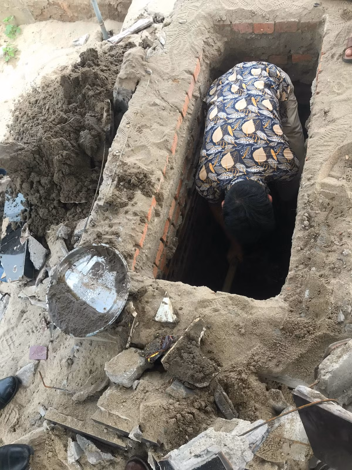 CA khởi tố vụ án đập phá, đào bới mồ mả cụ ông 85 tuổi ở Mê Linh - Hình 2 CA khoi to vu an dap pha, dao boi mo ma cu ong 85 tuoi o Me Linh-Hinh-2