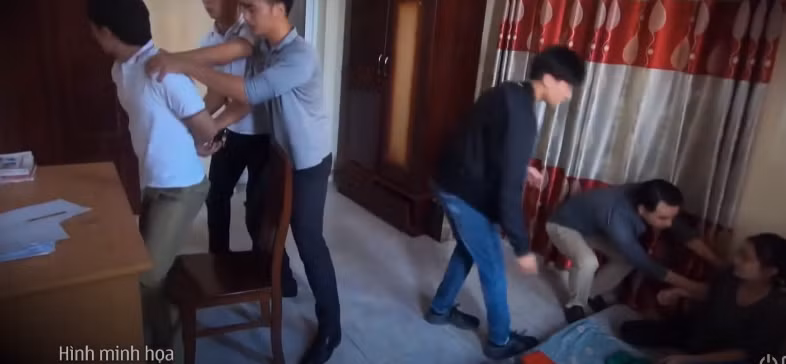 4 ngày sau khi xảy ra vụ án, đối chiếu một số chứng cứ trùng khớp có liên quan, cảnh sát bắt Hùng và Lan để phục vụ điều tra. Lan khai năm 2000 có quan hệ tình cảm với anh Viện, thường xuyên qua lại nhà nhau chơi. Cuối năm, do công việc không ổn định nên chia tay, anh Viện lập gia đình, sinh con. Đầu năm 2003, Lan lên Bắc Kạn làm việc và có "cuộc sống mới" với Ngô Mạnh Hùng.