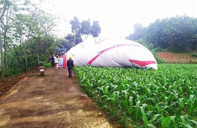  Tuyên Quang bác thông tin khinh khí cầu rơi: Ông Nguyễn Văn Sơn, Chủ tịch UBND tỉnh Tuyên Quang cho biết không có sự cố gì trong buổi bay khinh khí cầu sáng 30/3 như trên mạng đồn thổi. Ông Sơn cũng nói thêm: "Khinh khí cầu có phải máy bay đâu mà hạ cánh phải đúng đường băng?".