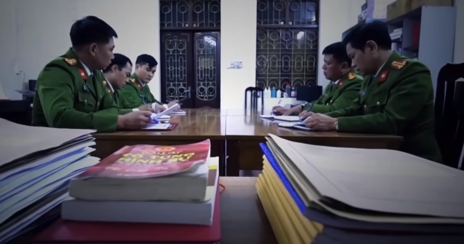 Cách hiện trường khoảng 8km, có một đối tượng nghi vấn tên Nguyễn Văn Nội (SN 1992, ngụ xã Phương Độ, TP Hà Giang). Gã lêu lổng, hay lang thang, tuy gia cảnh nghèo nhưng có bất minh về tiền bạc. Sau khi vụ trọng án được phát hiện, y đã đi khỏi làng. Một nguồn tin cho biết, đêm 22/1/2011, thấy chiếc taxi chạy tới xã Phương Độ, đón một thanh niên trước khu vực nhà của Nguyễn Văn Nội.