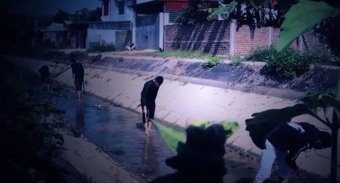 Mở rộng khám nghiệm hiện trường, cơ quan Công an phát hiện một bao tải giấu ở bụi cây ven bờ sông Lô, cách nhà khoảng 25m, trong chứa thi thể ông Đông. Cả 3 người đều bị sát hại rất dã man bằng dao và gậy, khiến các nạn nhân tử vong tại chỗ. Đặc biệt, bé gái còn bị trói, hiếp dâm, chém nhiều nhát. Vụ án mạng kinh hoàng xảy ra ở địa bàn xã biên giới, vào những ngày Tết Nguyên đán đang cận kề, khiến quần chúng hoang mang.