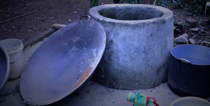 Nhận được tin báo, Công an tỉnh Hà Giang đã phối hợp cùng Công an huyện Vị Xuyên và các đơn vị chức năng nhanh chóng có mặt. Tại hiện trường, có nhiều vết máu ở đầu hồi nhà, nhà vệ sinh, trên khúc gậy dài 90cm... Trục vớt từ giếng lên, phát hiện thi thể của bà Y. và cháu H., cùng nhiều vật chứng liên quan.