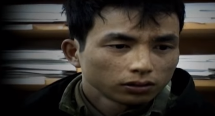 Thấy người lạ đến, Đế lao từ nhà sàn xuống vườn bắp gần đấy. Lực lượng truy bắt xiết chặt vòng vây, tóm được hung thủ thứ 2. Khám nhà 2 đối tượng, cơ quan điều tra thu nhiều tang vật liên qua, gồm: mũ bảo hiểm, quần áo các đối tượng mặc thời điểm gây án... Tại cơ quan Công an, các đối tượng khai nhận đã vài lần bàn bạc việc sát hại gia đình ông Đ. để cướp tài sản. Kẻ chủ mưu, bày kế là Đế, từng có 2 tiền sự. Gã quen biết, thường cầm đồ tại tiệm nhà ông Đ.