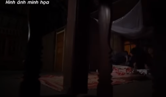 Nghe tiếng mẹ kêu "cướp...", cháu H. đang ngủ trong nhà bật dậy, nhưng không kịp bỏ chạy. Hai tên cướp đội mũ bảo hiểm và mũ len trùm kín mặt, chỉ hở 2 con mắt, xông vào buồng ngủ của H. Cháu gái hết lời van xin, nhưng hai kẻ mất nhân tính bỏ ngoài tai, xâm hại xong thì trói H. vào xà nhà. Khi chúng đang ra bờ sông (cách nhà nạn nhân khoảng 25m) để bỏ thi thể ông Đ. vào bao tải đem giấu, thì cháu H. cởi được trói, hô "Cướp! Cướp!...".