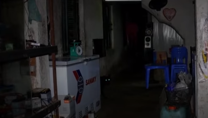 Chúng lấy các can dầu luyn trong nhà đổ lên các vết máu để xóa dấu vết, nhưng do đêm tối, các vết máu vẫn còn vương vãi nhiều nơi. Chúng lục lọi lấy được 1 ĐTDĐ của ông Đ. và hơn 7 triệu đồng. Theo lời 2 đối tượng, nguyên nhân gây án chỉ vì ham ăn chơi nên nợ nần. Nghĩ nhà ông Đ. có nhiều tiền, chúng bàn bạc với nhau đi cướp tiền để trả nợ và ăn chơi tiếp.