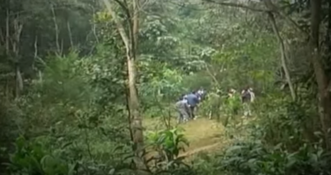 Suốt đêm 24 và ngày 25/1/2011, các mũi trinh sát của Công an tỉnh Hà Giang tiếp tục thực thi nhiệm vụ trong cái lạnh tê tái chỉ vài độ C của vùng núi. Khoảng 20h30 ngày 25/1/2011, trinh sát được nguồn tin cho biết: Đế đang trốn trong một nhà sàn của người dân ở xã Phong Quang (giáp biên giới). Trời mù và giá buốt vì sương muối, lực lượng công an huy động cả dân quân và Công an xã truy bắt Đế.