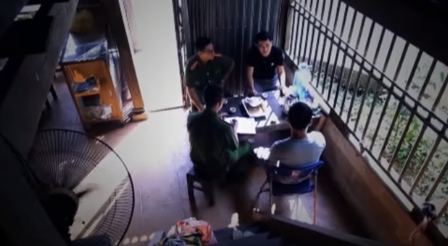 Một mũi trinh sát rà soát, truy tìm chiếc taxi trên. Người lái taxi mô tả, gã thanh niên bắt xe có đặc điểm giống Nguyễn Văn Nội. Khi trả tiền, khách có 3 xấp (mệnh giá 50 ngàn đồng, 20 ngàn đồng và 10 ngàn đồng). Đối tượng xuống xe ở khu vực Bến xe TP Hà Giang.